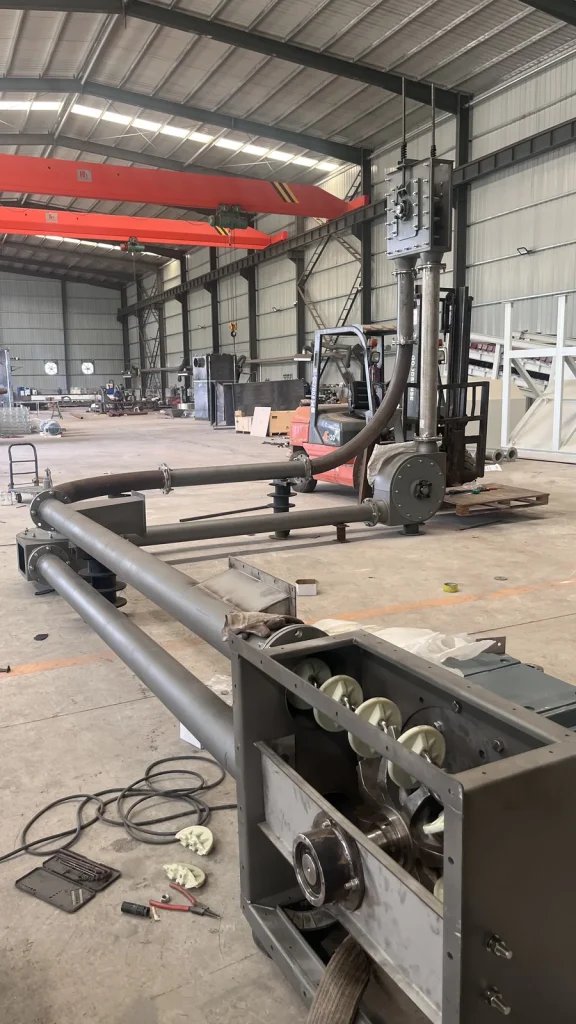 Pipe chain conveyor showing chain-mounted conveying discs